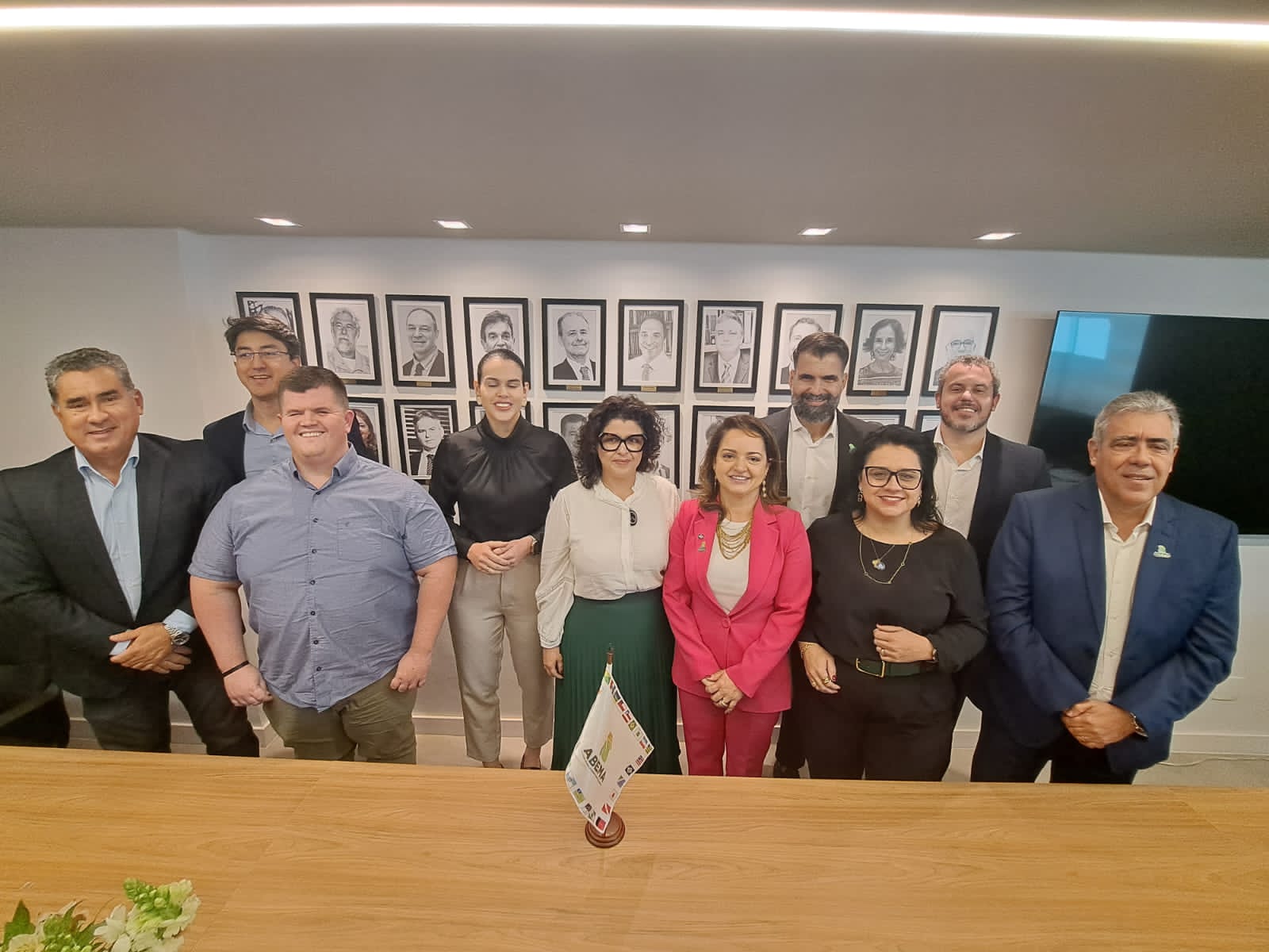 Imagem do secretario felipe rigoni na reunião da abema